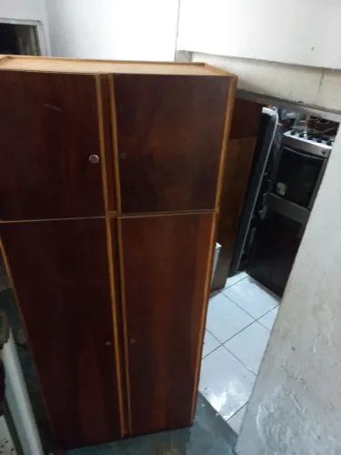 Guarda roupas em madeira