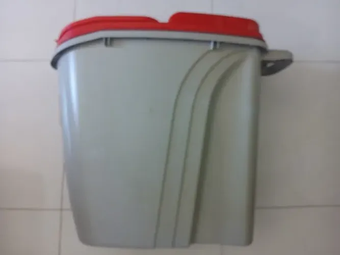 Porta Ração Dispenser Home Plast Pet 40 Litros / 18kg Vermelho e Cinza