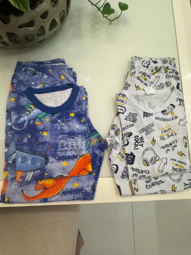 Vendo duas pijamas infantil- manga longa - tamanho 16 às duas.