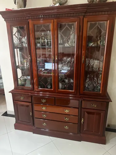 Cristaleira em Mogno