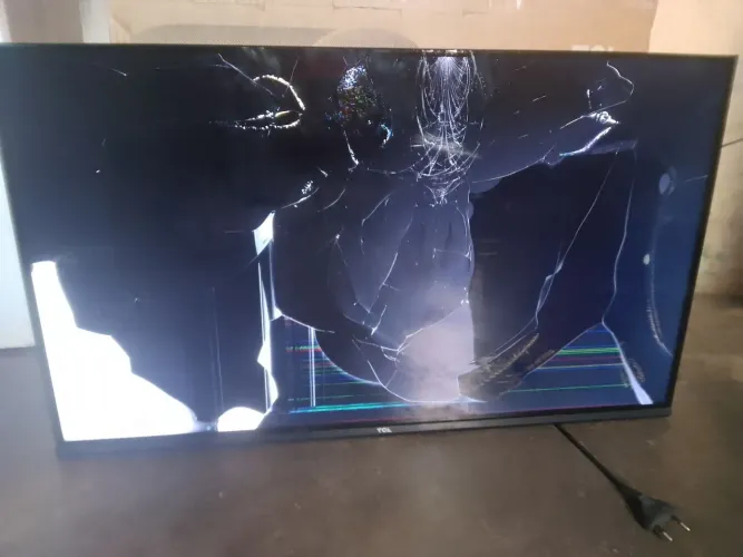 Tenho duas TVs LCD 32'polegadas pra vender aproveitar as peças liga mais não pega
