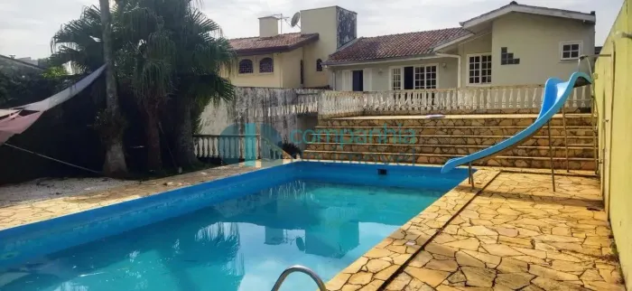 Sobrado à Venda, Frente para Rua no Guabirotuba