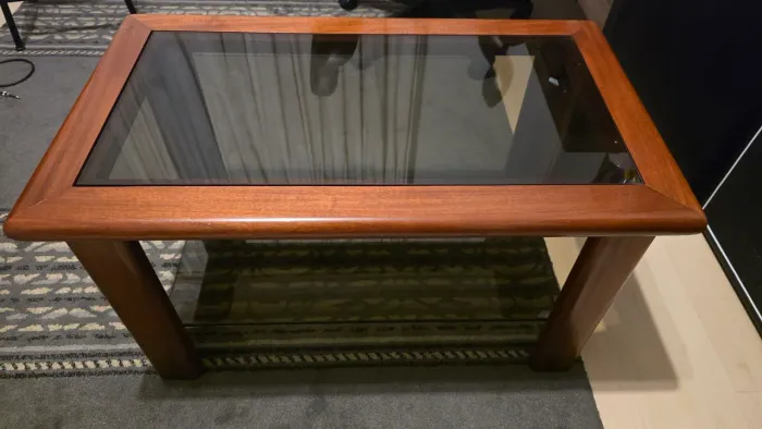 Mesa de centro em mogno com vidro Blindex Fumê