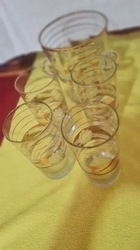Bade de gelo de cristal com muito dourado