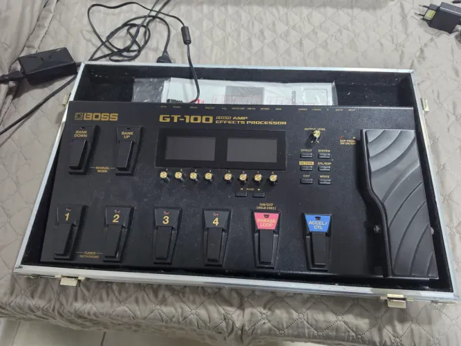 Pedaleira multi efeitos Boss gt 100