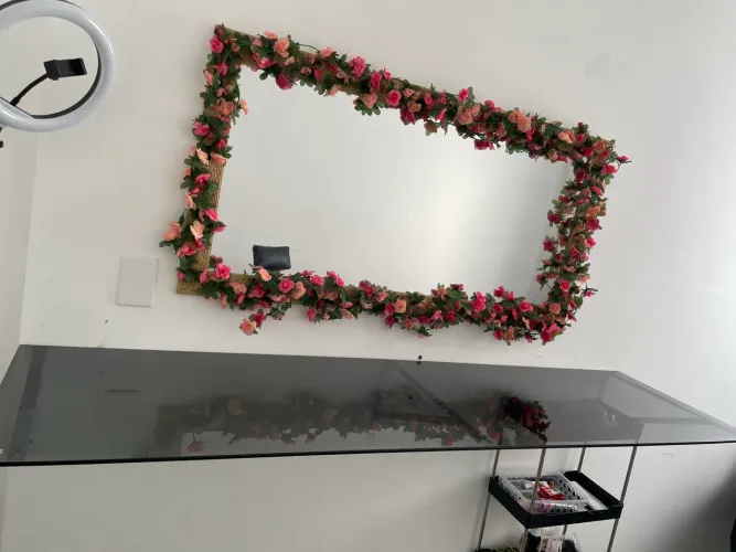 Espelho decorado e prateleira 