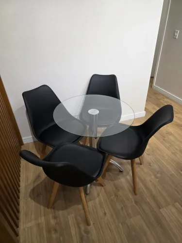 Kit 4 Cadeiras Leda Charles Eames com mesa redonda 70cm