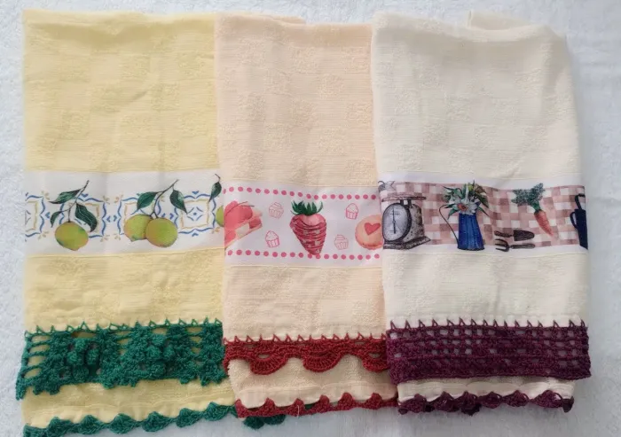 Panos de prato com barradinho de crochê