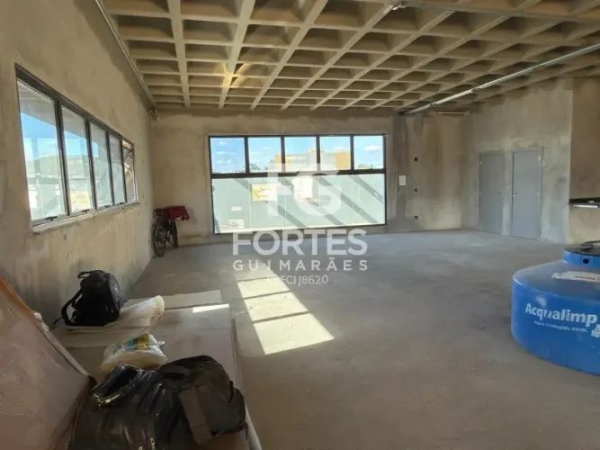 Sala comercial ampla em primeira locação, localizada no pavimento térreo, com 126,94m² de