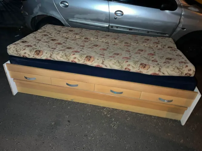 Vendo bicama acompanha 2 colchão 