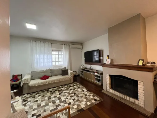 Casa à venda nas Três Vendas, Pelotas - 175 m², 3 quartos, cozinha com armários, lareira e