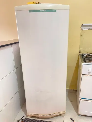 Geladeira em otimo estado e fogao fynciona tudo so precisando limpar