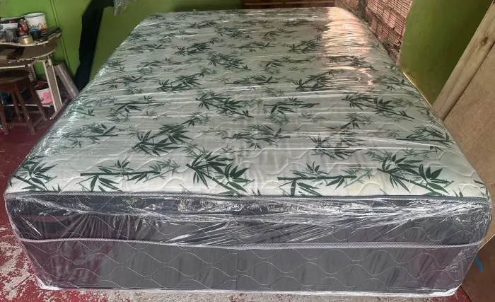 Cama Queen super linda 