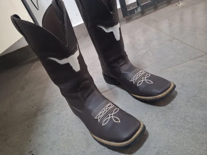 Bota texana masculina muito nova