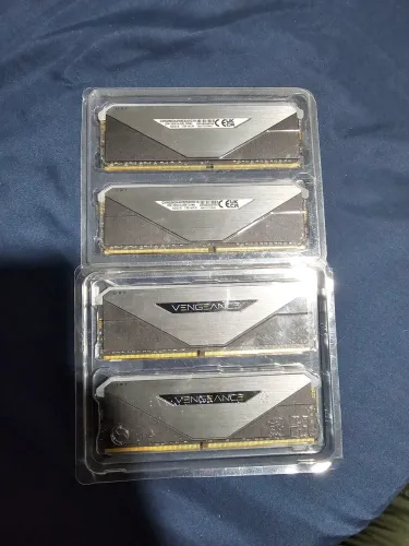 Memória RAM Corsair DDR4 VENGEANCE RT 64 GB (2X32)