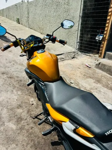 CB300 POR APENAS 4 MIL SEM DESCONTO. TEM DOCUMENTO MAS NAO ADIANTE POR EM DIA.