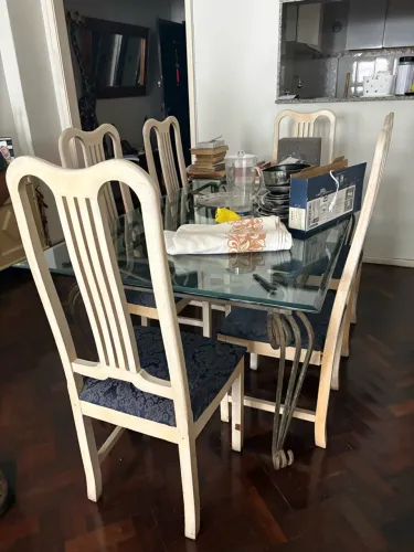 Mesa 8 lugares com cadeiras pé de ferro fundido e vidro cristal