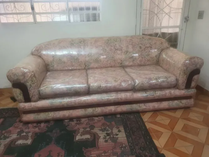VENDE-SE SOFÁ 3 LUGARES, EM ÓTIMO ESTADO, COM ALMOFADAS REMOVÍVEIS.