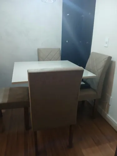 Mesa de Jantar 4 cadeiras pouquíssimo uso 