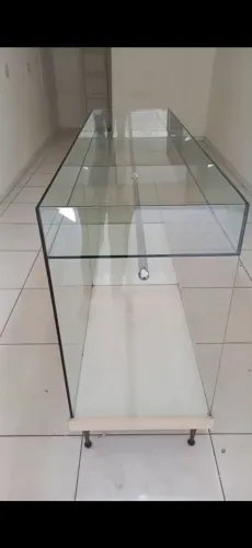 Vendo um balcão de vidro.