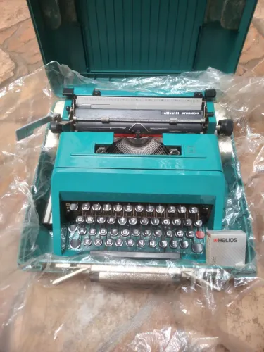 MAQUINA DE ESCREVER OLIVETTI STUDIO 45