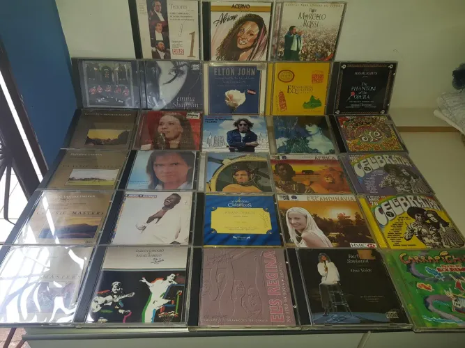 29 CDs. Tds originais. completo encarte e mídia .só 100 REAIS