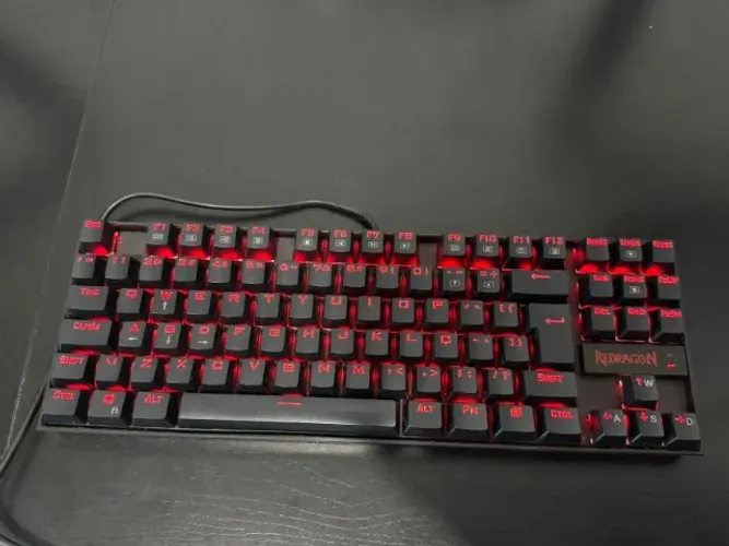 Teclado Gamer Redragon Kumara Preto com Rgb Vermelho Mecânico ABNT2 Switch Brown
