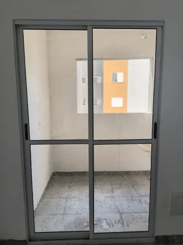 Porta balcão nova
