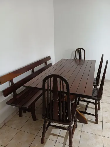 Mesa de jantar em madeira maciça