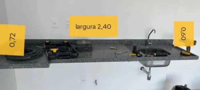 Pia de cozinha cinza com área seca 2,40 x 0,60