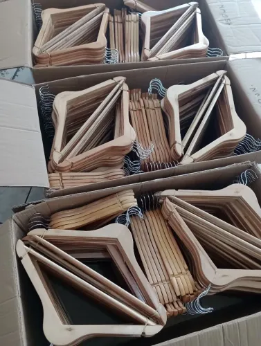 Cabide madeira com barra 7,00 no atacado 