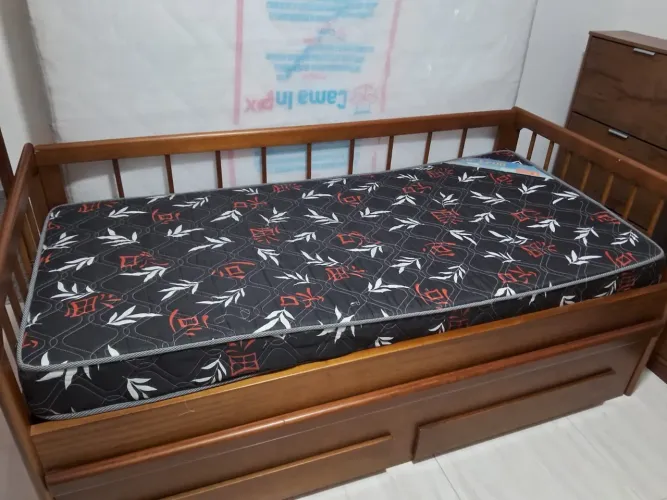 Vende Bi Cama madeira maciça, acompanha os colchões 