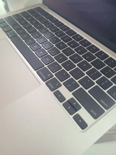 MacBook Air M2 13? ? 16GB RAM / 256GB SSD<br>Apple M2 ? Estado de novo