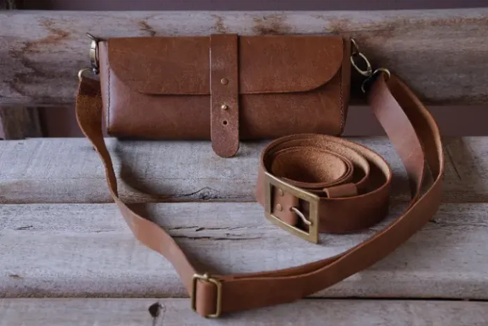 conjunto bolsa transversal de couro legítimo com cinto