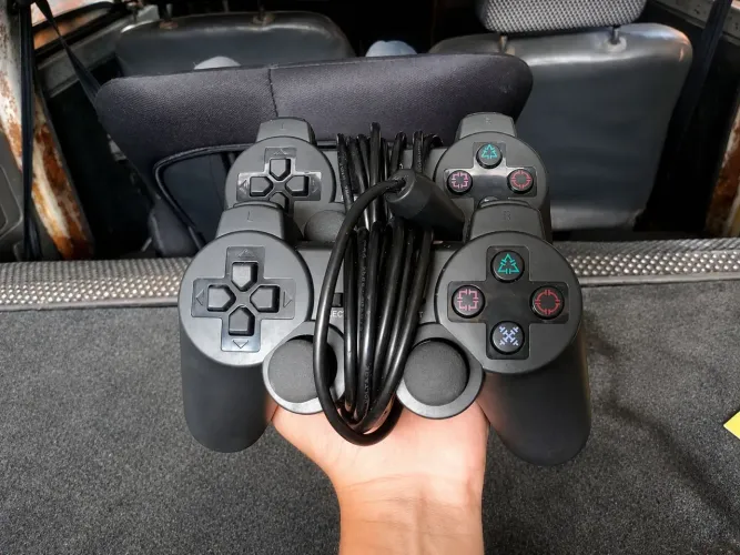 2 controles de playstation 2, memory card e cabo de vídeo