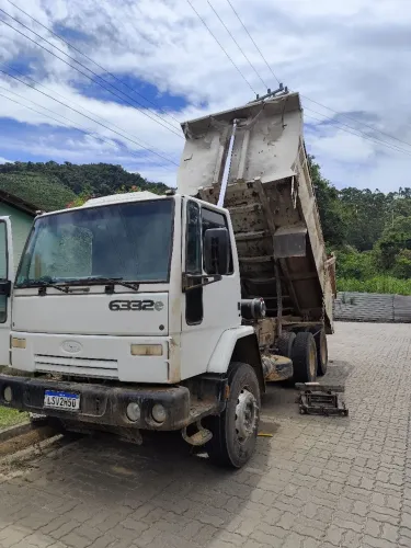 Caminhão caçamba traçada Ford cargo 6332