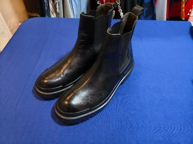 Bota Chelsea Aramis Cauã Reymond preta tam 40