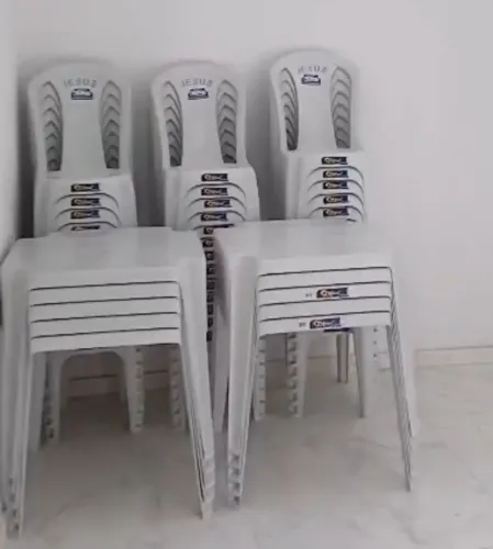 6 Jogo de mesa e cadeira plástica.