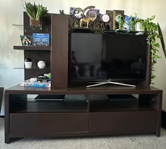 rack com painel para TV em tom amadeirado escuro,
