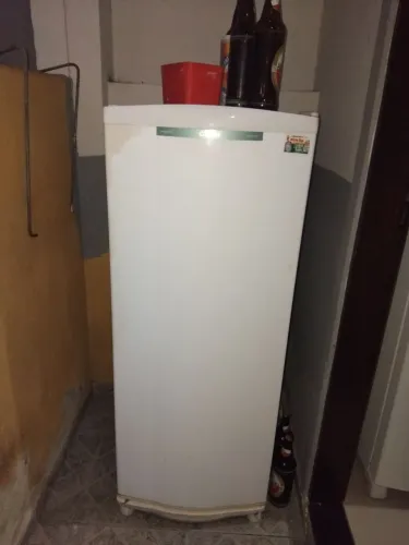 VENDO GELADEIRA COM DEFEITO