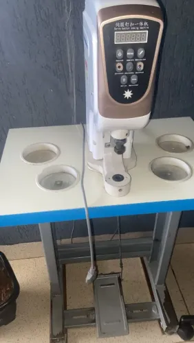 Máquina de pregar botão e ribite.