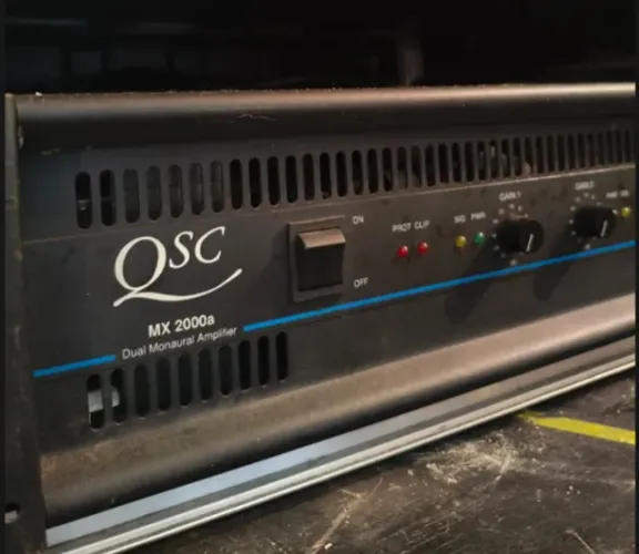 Amplificador QSC MX 2000a (made in USA) com Case SKB 