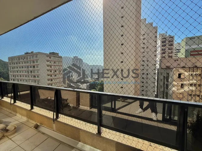 Apartamento com varanda e lazer a 100m da praia nas Pitangueiras, Guarujá