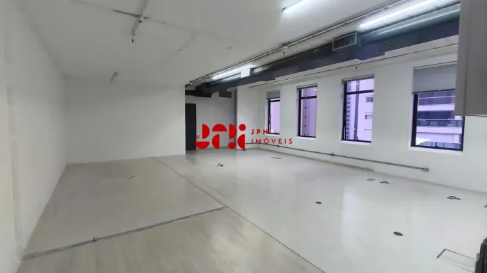 Sala comercial na Berrini - 104m², vão livre, copa, 02 banheiros, 02 vagas.