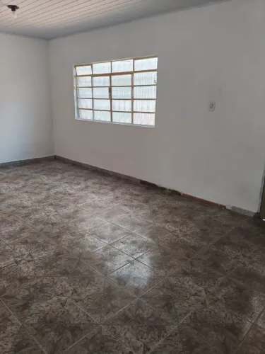 Aluga se casa para Casal no bairro Moreninha III, na esquina da escola, uma quadra do Upa