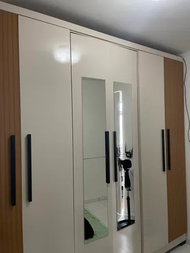 Guarda-Roupa Casal Moderno com Espelho - Semi Novo