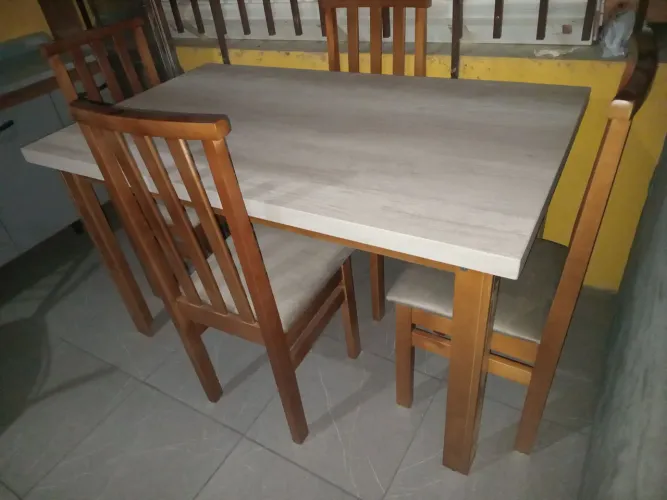 Mesa 1,37cm com 04 cadeiras, novas. (Entrego).