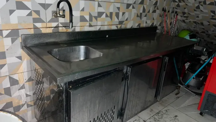 Balcão pia refrigerador. 