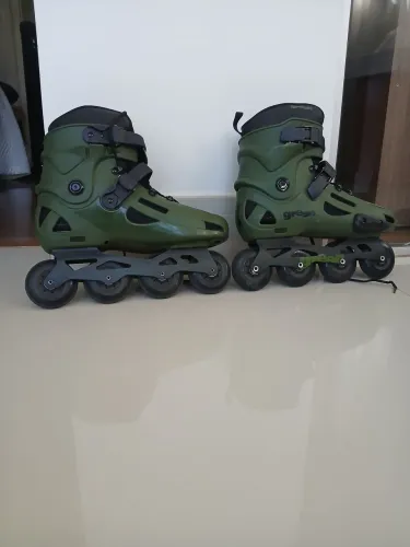 Patins Inline TRAXART verde + equipamento de segurança (capacete, joelheiras, etc)