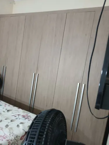 Ele e bem grande cabe bastante coisa tem três portas e e imenso na época ele custou 2 mil